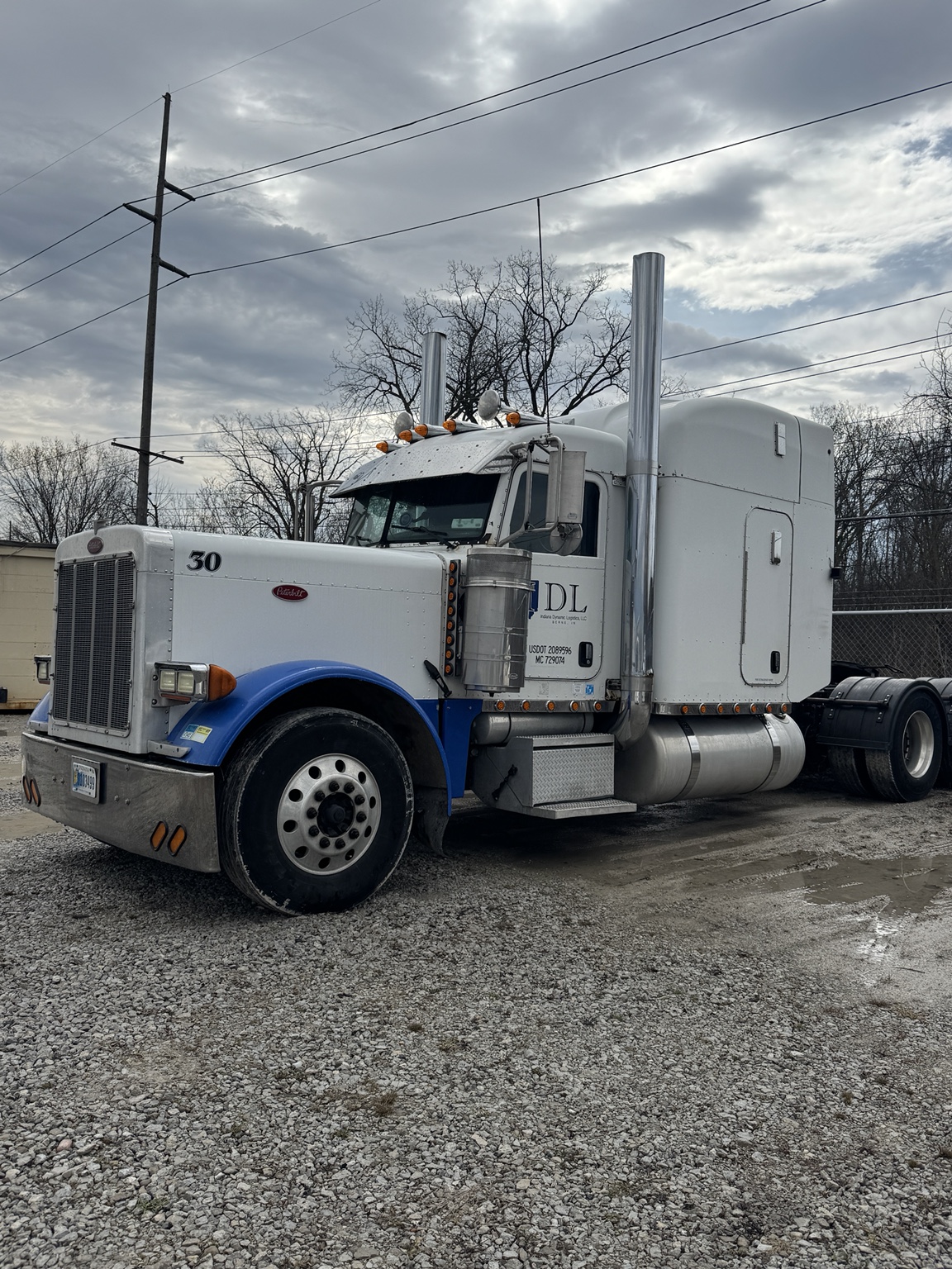 IDL white and blue Peterbilt truck 30