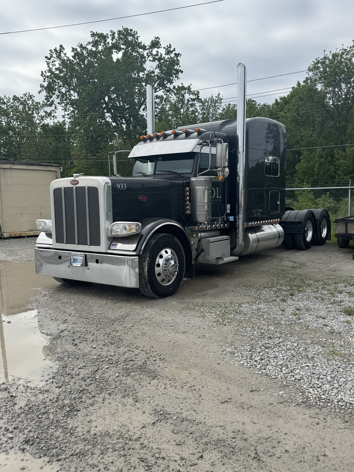 IDL black Peterbilt truck 933